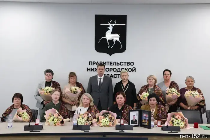 Матерям погибших на СВО бойцов из Нижнего Новгорода вручили почетный знак «Признание».