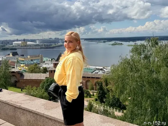 Актриса Ирина Пегова совершила прогулку по центру Нижнего Новгорода.