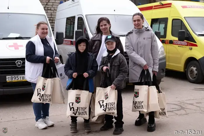 Nizhny Novgorod social workers congratulated ambulance staff on the holiday.