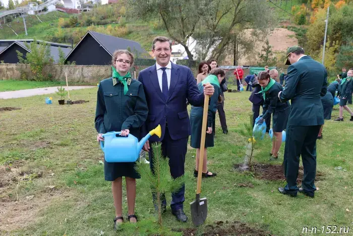 Nikitin and Sovetnikov planted an avenue of trees in Victory Park together with schoolchildren.