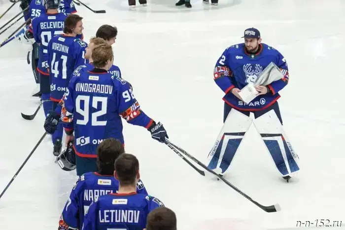 Yuri Shalabaev, head of Nizhny Novgorod, presented the Player of the Month trophy for October to HC Torpedo goaltender Denis Kostin.