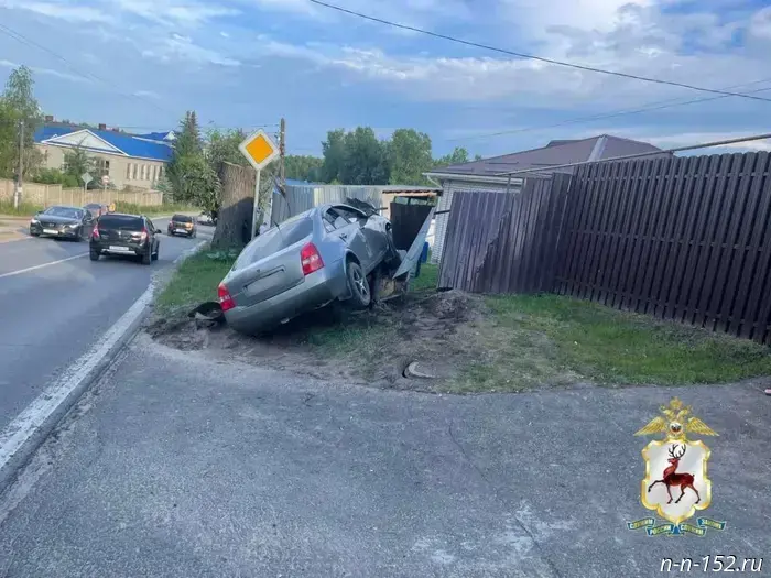 В Павловском районе возбуждено уголовное дело после того, как пьяный водитель иномарки снес забор.
