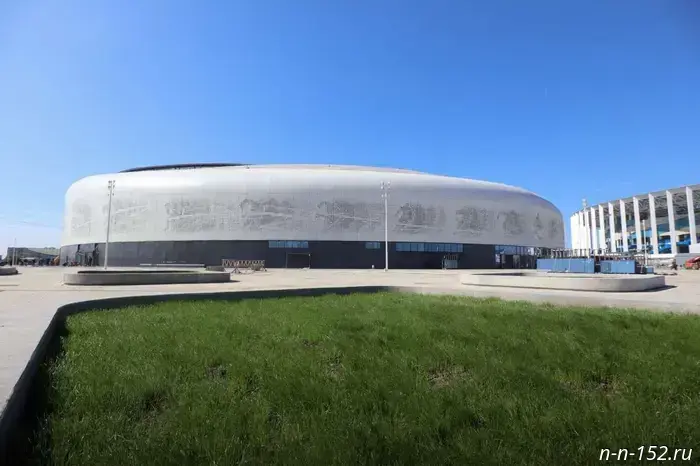 Строительство Ледового дворца на Стрелке подошло к завершающей стадии.
