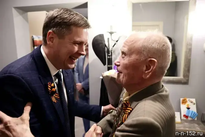 Andrey Gneushev congratulated veteran Vasily Kuznetsov on the upcoming Victory Day.