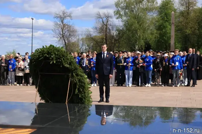 В Нижегородском кремле состоялось торжественное возложение цветов к Вечному огню.