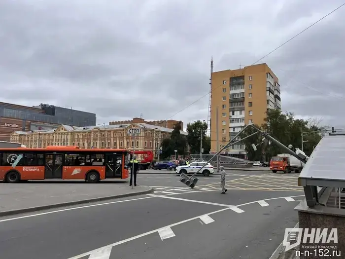 Photos have been published from Lyadov Square, where a truck knocked down a traffic light.