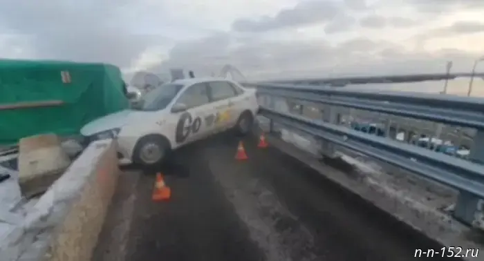 A taxi passenger was injured in an accident on the Borsky Bridge.