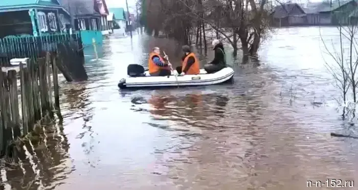 Дороги и мосты продолжают затапливаться: ситуация с паводком в Нижегородской области становится все более сложной.