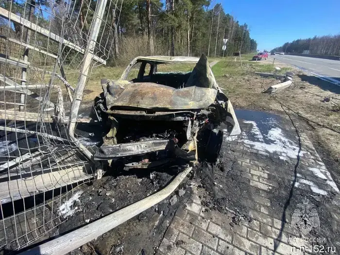 Автомобиль полностью сгорел в результате аварии на трассе М-7 под Нижним Новгородом.