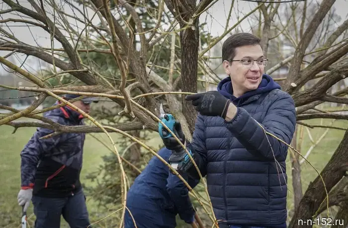 Юрий Шалабаев участвовал в общегородском субботнике в парке "Юбилейный".