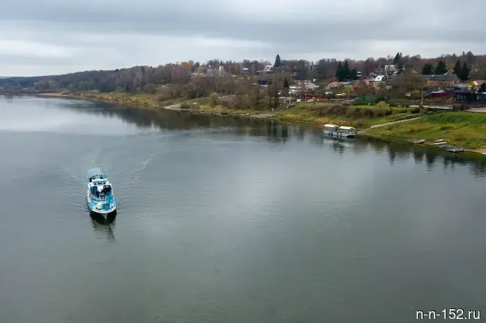 The riverboat with wheat ran aground on the Volga near Gorodets.