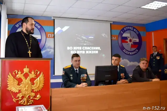 A cleric of the Voskresensk Deanery of the Nizhny Novgorod Diocese congratulated employees of the Ministry of Emergency Situations on their professional holiday.