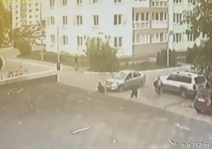 В Дзержинске легковой автомобиль наехал на двух подростков, которые ехали на одном самокате.