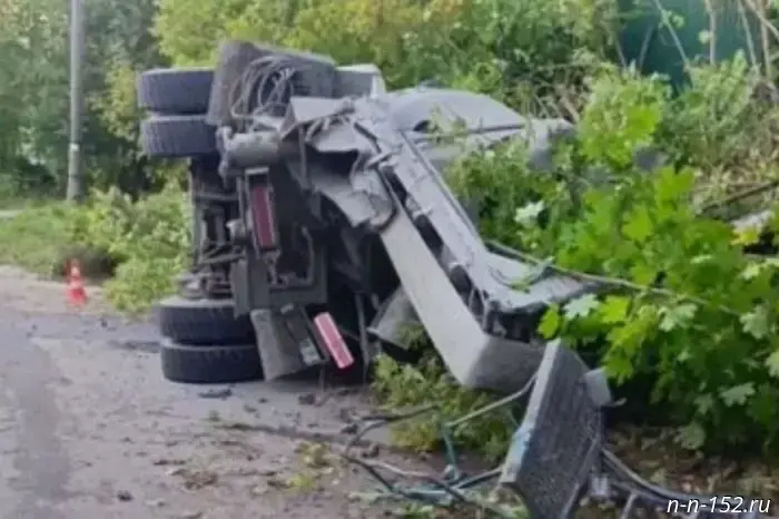 A concrete mixer overturned in Kstovsky District: the driver was taken to hospital.