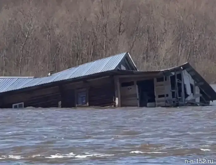 A private house drifts down the Oka River in the Nizhny Novgorod region — video