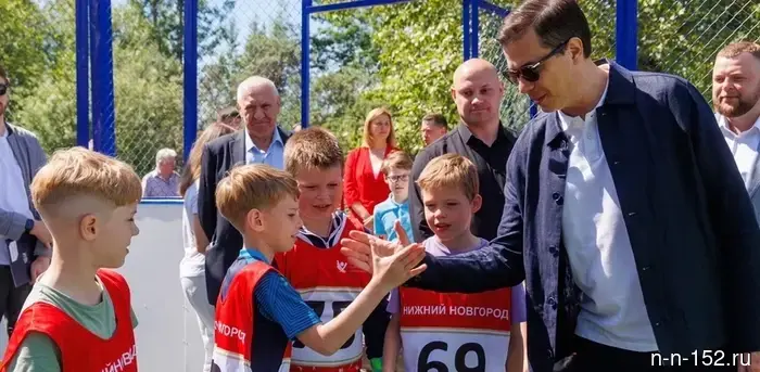 Юрий Шалабаев совместно с молодым жителем Ленинского района Романом Буссом проверили progress работы по строительству спортивной площадки, о которой школьник обращался к мэру.