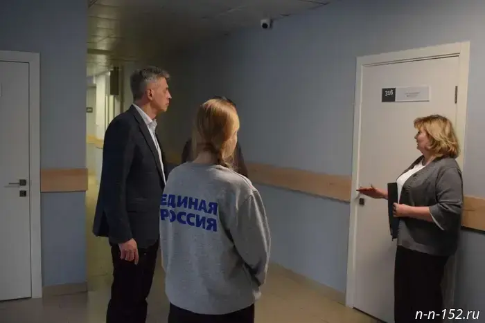 A United Russia party delegation visited Polyclinic No. 30 in the Sovetsky District.