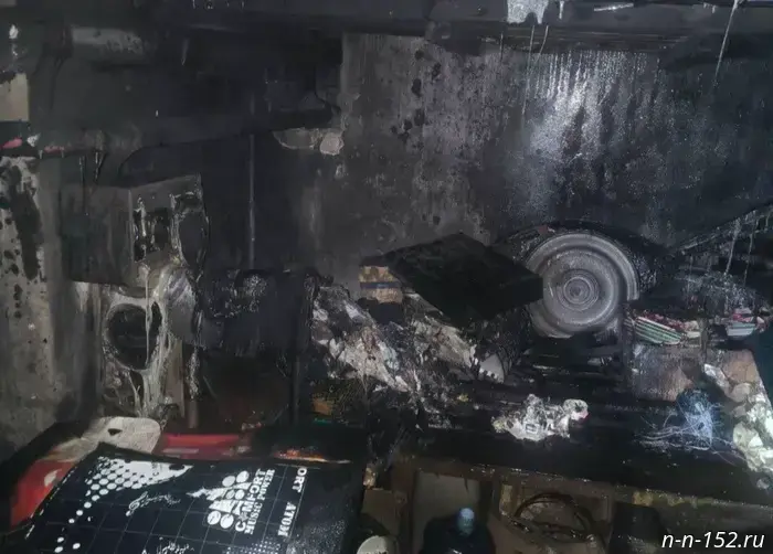 A pipe burst in the basement of an apartment building in the Leninsky District after a loud bang.