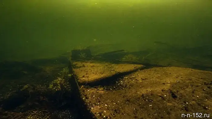 Дайверы нашли старинные лодки-долблёнки на дне реки в Нижнем Новгороде.