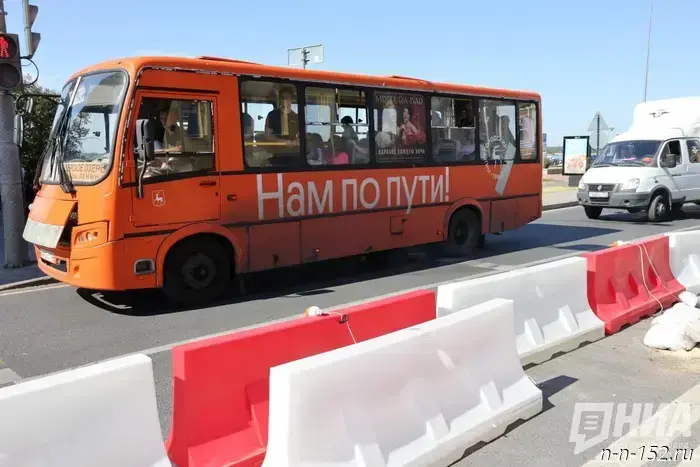 Инцидент с падением пассажирки в автобусе Нижнего Новгорода привел к проверке со стороны Следственного комитета.