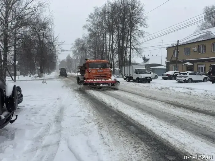 Дорожные службы Нижегородской области перешли на повышенный режим работы из-за снегопада.