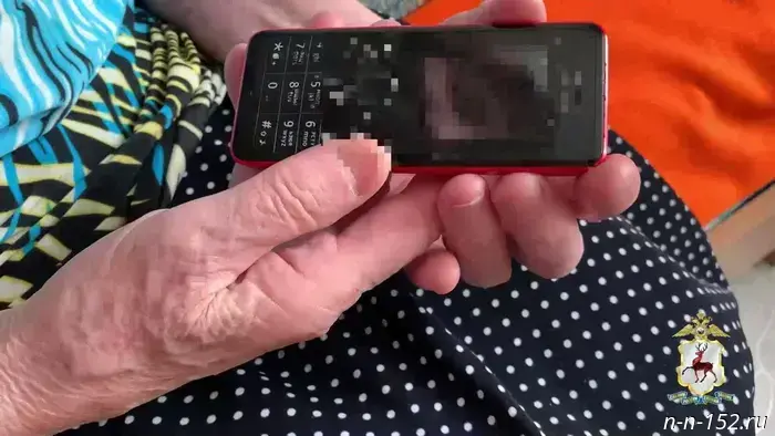 A courier saved a Nizhny Novgorod pensioner's money from scammers.