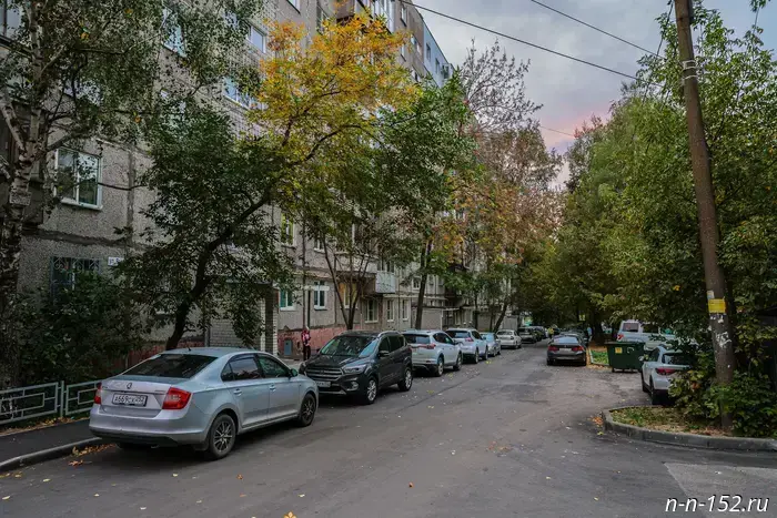 Social community police officers helped repair the courtyard on Rodionov Street.