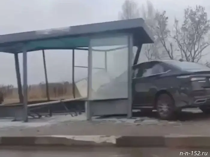 A passenger car crashed into a bus stop after a traffic accident in Kstovsky District.