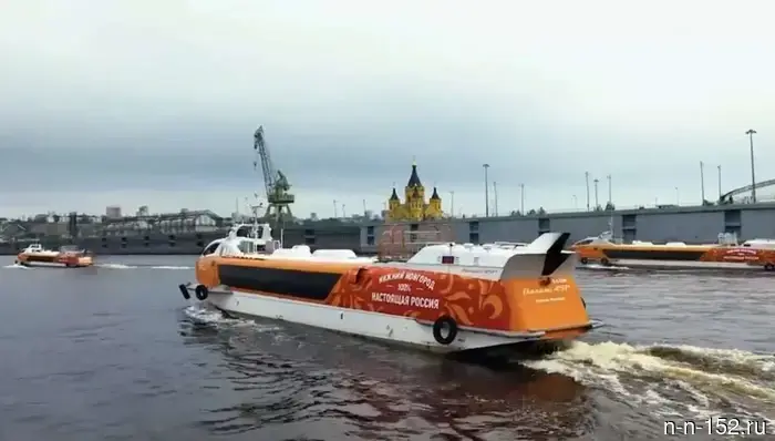 Нижегородские «Валдаи» и «Метеоры» были оформлены в стиле хохломы.