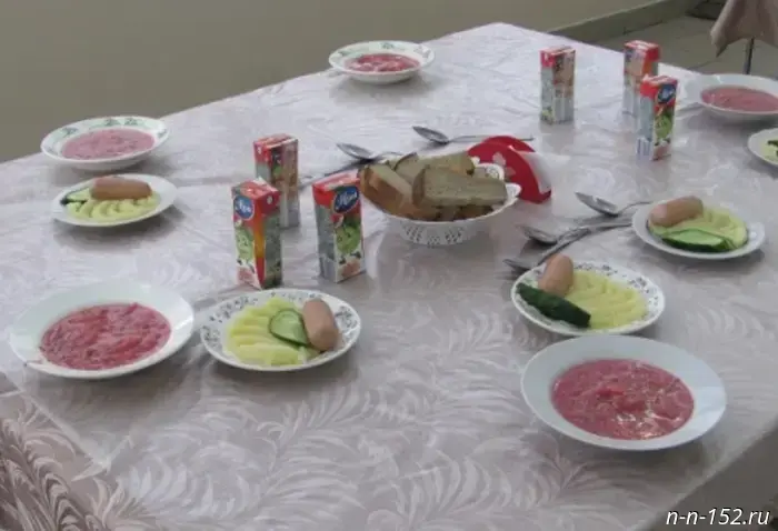 Students returned to their desks at the "Sozvezdie" school after the quarantine in Arzamas.