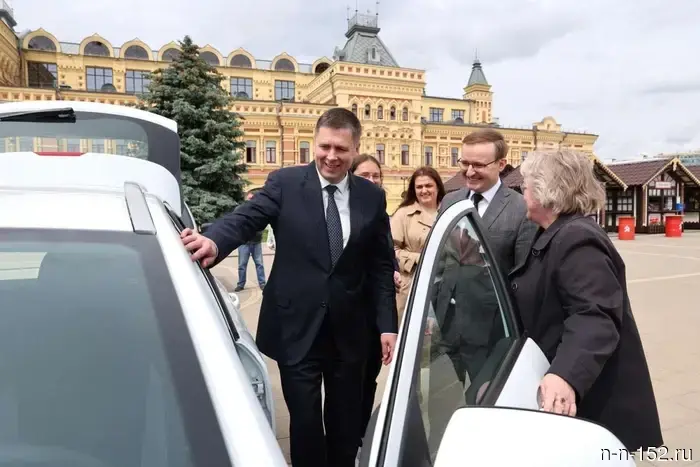 Андрей Гнеушев вручил ключи от новых автомобилей мобильным группам службы «Дети в семье».