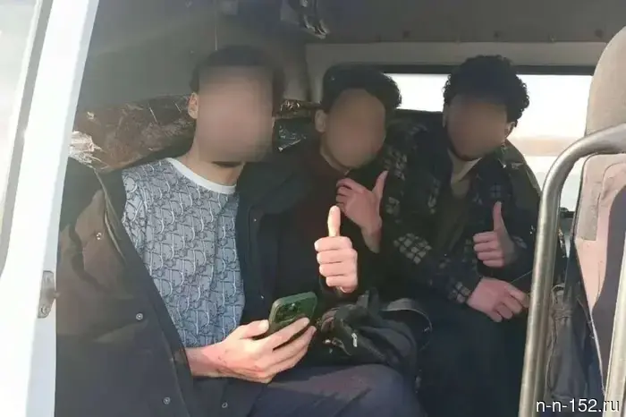 Трое мужчин упали под лед в области Чкаловской лестницы.