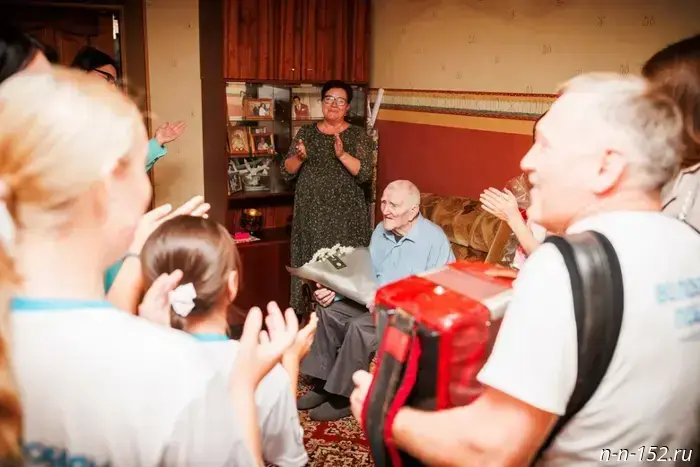Volunteers of Victory congratulated World War II veteran Mikhail Filatov on his 95th birthday.