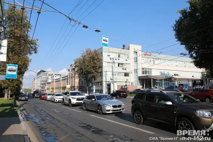 Дорожники Нижнего Новгорода активно занимаются поливом автомобильных дорог и зеленых насаждений.