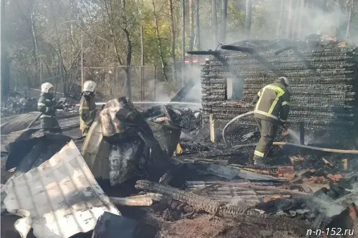 Fire destroyed two houses in an SNT on the Moscow Highway: a man died