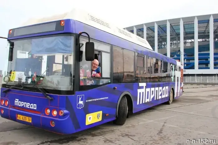 Bus No. 7 with the symbols of HC "Torpedo" has started to operate in Nizhny Novgorod.