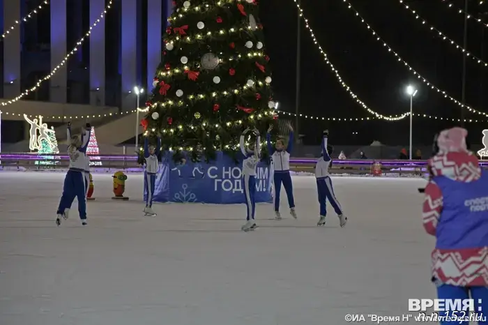 1 декабря отмечается Всемирный день борьбы со СПИДом, который по сей день сохраняет свою значимость. Он напоминает о необходимости повышать осведомленность о ВИЧ-инфекции и искоренять стигму и дискриминацию в отношении людей, живущих с ВИЧ, что остается крайне важным. Первый зафиксированный случай СПИДа был описан учеными в 1981 году, а через два года был выявлен его возбудитель — ВИЧ. Заболевание быстро распространилось, что и побудило Всемирную организацию здравоохранения в 1988 году объявить 1 декабря Всемирным днем борьбы со СПИДом. С тех пор в разных уголках мира проводятся мероприятия, направленные на объединение усилий в борьбе с ВИЧ-инфекцией, которые проходят за несколько дней до и после официального празднования. На сегодняшний день каждый может заразиться ВИЧ, независимо от возраста, социального положения, достатка или религиозной принадлежности. Все, кто ведет рискованный образ жизни, подвержены опасности. Наиболее распространенный путь передачи — половой контакт. Однако вероятность инфицирования можно снизить. Проведение Всемирного дня борьбы со СПИДом предоставляет возможность обсудить заболевание, усилить борьбу с ним, повысить толерантность и заботу о тех, кто живет с ВИЧ, а также осветить их проблемы.

Что нужно знать о ВИЧ/СПИДе современному человеку? Вирус иммунодефицита человека (ВИЧ) атакует иммунную систему, что приводит к утрате способности организма защищаться от инфекций. Синдром приобретенного иммунодефицита (СПИД) — это последняя стадия ВИЧ-инфекции, которая возникает при наличии выраженного иммунодефицита от длительного течения инфекционного процесса и может закончиться летальным исходом.

Существует три основных способа передачи ВИЧ:
- половой (инфицироваться можно при любом незащищенном половом контакте без презерватива, так как партнер может быть инфицирован и не подозревать об этом);
- через кровь (при употреблении наркотиков инъекционно, использовании нестерильных медицинских инструментов, а также в маникюрных, татуажных и пирсинг-салонах, при пользовании чужими бритвами и зубными щетками);
- от матери к ребенку (во время беременности, родов или при грудном вскармливании).

ВИЧ не передается:
- при дружеских поцелуях;
- при рукопожиманиях; 
- при кашле или чихании; 
- через посуду, одежду, постельное белье; 
- при посещении бассейнов, саун или туалетов; 
- при укусах насекомых.

По внешнему виду сложно определить, больной человек или нет. Единственный способ узнать это — пройти тестирование на ВИЧ!

Почему важно знать свой статус по ВИЧ? Результаты теста на ВИЧ помогут избежать неопределенности и тревог. Если результат отрицательный, это позволяет изменить поведение для снижения риска заражения в будущем и уверенность в том, что не заразишь партнера. Ранняя диагностика ВИЧ дает возможность сохранить здоровье благодаря своевременному обращению за медицинской помощью (лечение ВИЧ/СПИДа бесплатное и доступное для граждан РФ), снижает риск передачи вируса партнеру, а также позволяет планировать беременность и минимизировать риск передачи вируса ребенку при условии медикаментозной профилактики.

Отдел по социальным вопросам и трудовым отношениям  

Еще новости о событии:

Только объединившись, мир сможет остановить эпидемию СПИДа! Каждый год, 1 декабря, по решению Всемирной организации здравоохранения (ВОЗ) и Генеральной Ассамблеи ООН, принятому в 1988 году, отмечается Всемирный день борьбы со СПИДом. В Ковернинском муниципальном округе – Ковернино, 14:35 01.12.2025.

В Нижегородской области зарегистрировано почти 19 тысяч случаев ВИЧ-инфекции. Сегодня, 1 декабря, проводится Всемирный день борьбы со СПИДом. Лозунг этого года – «Преодолевая трудности, трансформируя ответные меры на СПИД». Нижегородская правда - Нижний Новгород, 14:26 01.12.2025. 

Уже 352 человека с ВИ