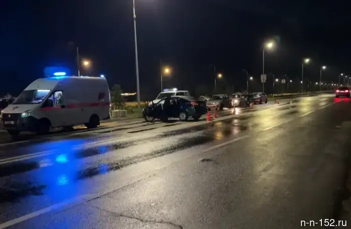 Lada Granta врезалась в припаркованные автомобили на набережной Гребного канала.