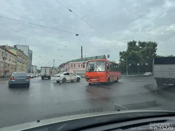 A minibus and a foreign car collided on Sovetskaya Street in Nizhny Novgorod.