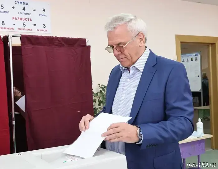 Спикер ЗСНО Евгений Люлин принял участие в голосовании на выборах в городскую Думу.