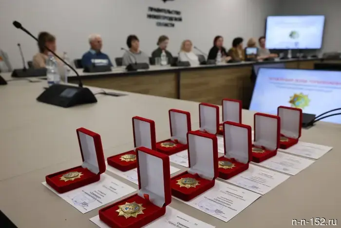 Матерям погибших бойцов СВО в Нижнем Новгороде вручили почетный знак «Признание».