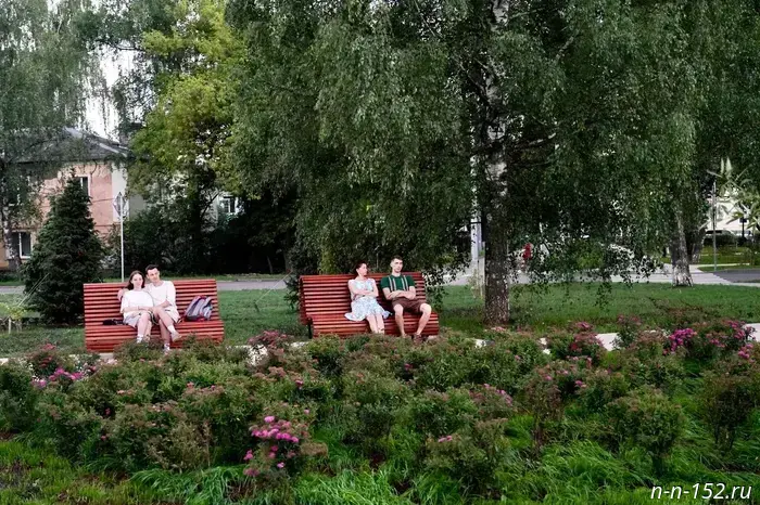 Открылся обновленный парк с фонтаном рядом с ДК Орджоникидзе — фотографии.