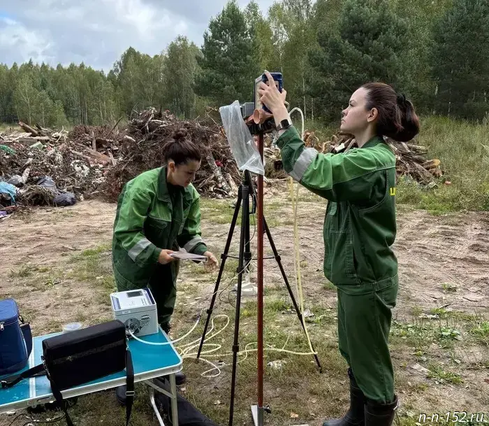 Инспекторы Росприроднадзора осуществили всестороннюю проверку мусорной свалки в Первомайском районе Нижегородской области.