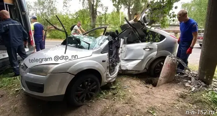 In Zavalye Ford, at high speed, took out a roadside pole: the driver in serious condition.