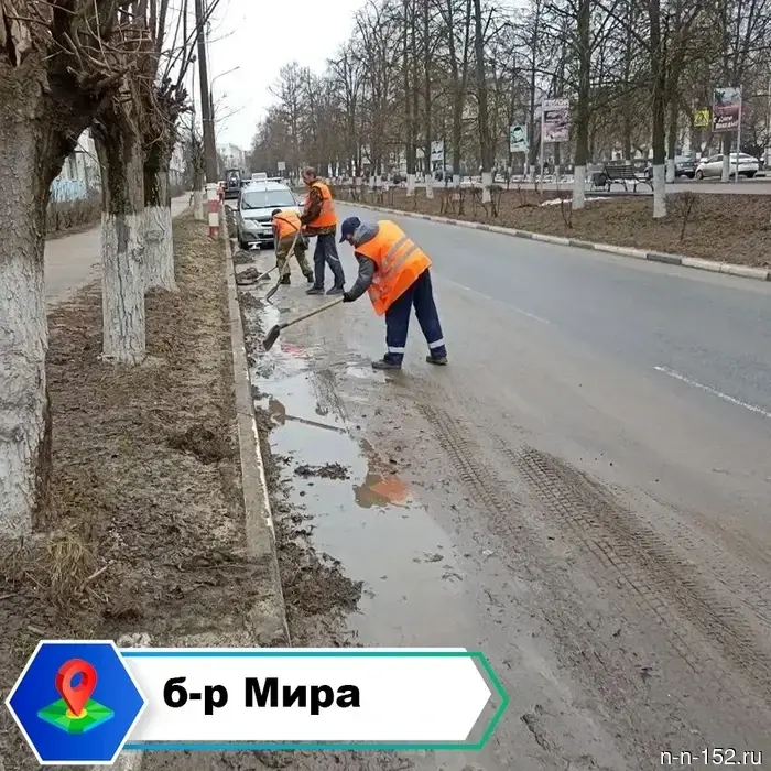 Работники МБУ «Город» и подрядные организации продолжают проводить комплексную уборку городских территорий от смета и мусора.