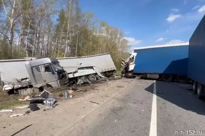 На трассе М-7 в районе Кстова произошло столкновение двух фур: один из водителей получил травмы.