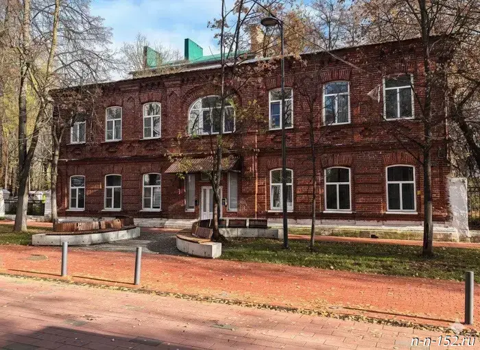 The former vocational school building in Arzamas is looking for a new owner.