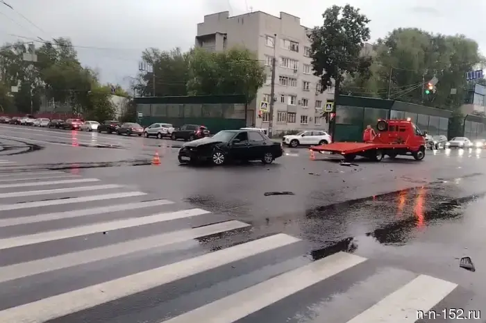 Два человека были госпитализированы после аварии на улице Фучика.
