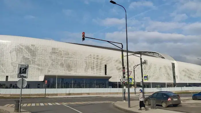 Two new traffic lights were installed near the Ice Arena on Strelka.