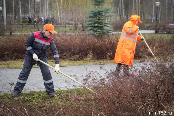 Юрий Шалабаев участвовал в общегородском субботнике в парке "Юбилейный".